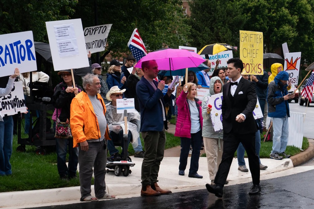 TRUMP 晚宴陷舆论风暴：场内觥筹交错，场外「可耻」声不绝